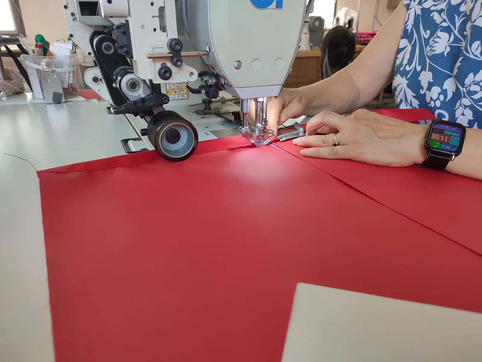 Artigiana Minozzo durante la cucitura di un telo rosso