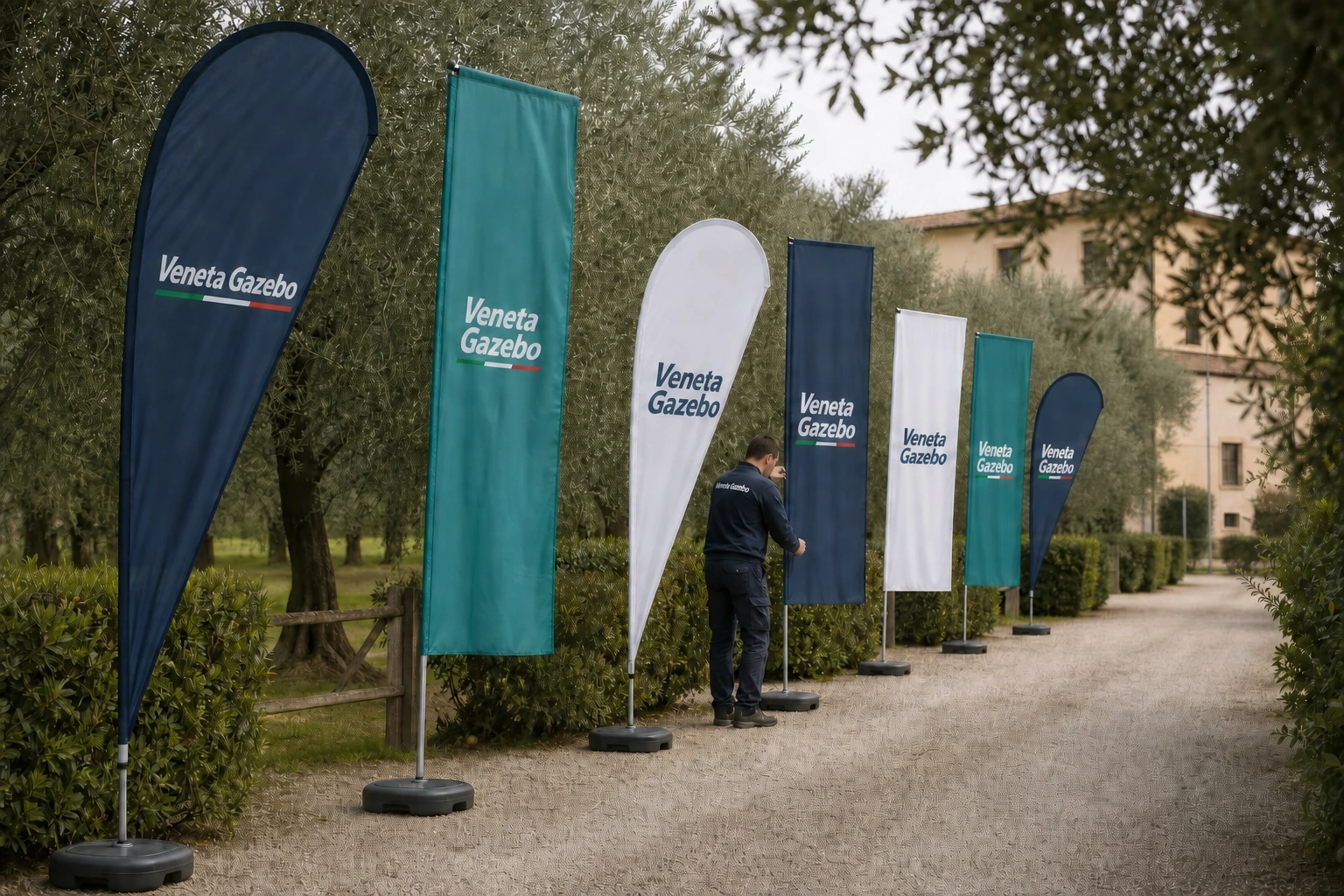Bandiere e stendardi personalizzati coordinati in un allestimento VenetaGazebo